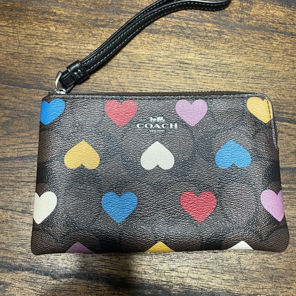 Coach heart wristlet - Picture 3 of 8